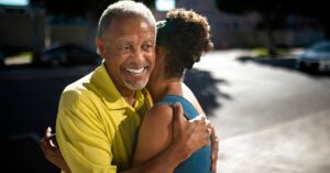 Abraços que curam: como o simples ato de envolver alguém pode aliviar dores emocionais