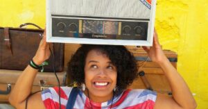 Raiz, pele e palavra: conheça a história da jornalista Géssika Costa