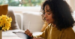 Da introspecção à reflexão: a escrita que faz bem